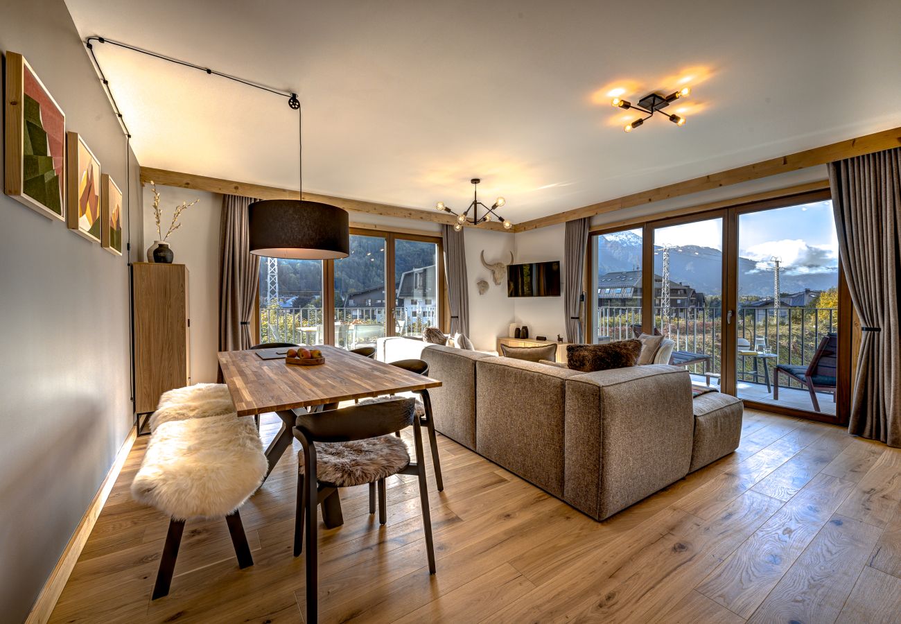 Dual aspect with 2 balconies Blanc Mont Blanc 303 has a dual aspect with 2 balconies.