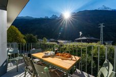 Blanc Mont Blanc 303 has outdoor dining furniture.
