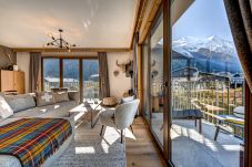 Blanc Mont Blanc 303 has beautiful mountain views.